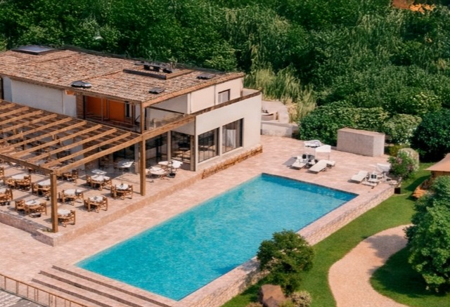 Piscina y restaurante